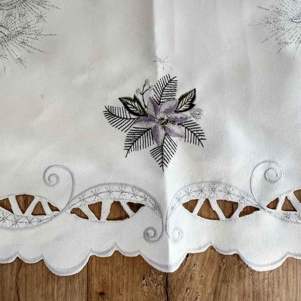 VTG Oval Table Piece Runner Cutwork‎ Embroidery Christmas Poinsettia 34x15 White